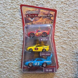 Disney Pixar World of Cars PISTON CUP Gift 3 Pack (McQueen / Charlie / King) NOS